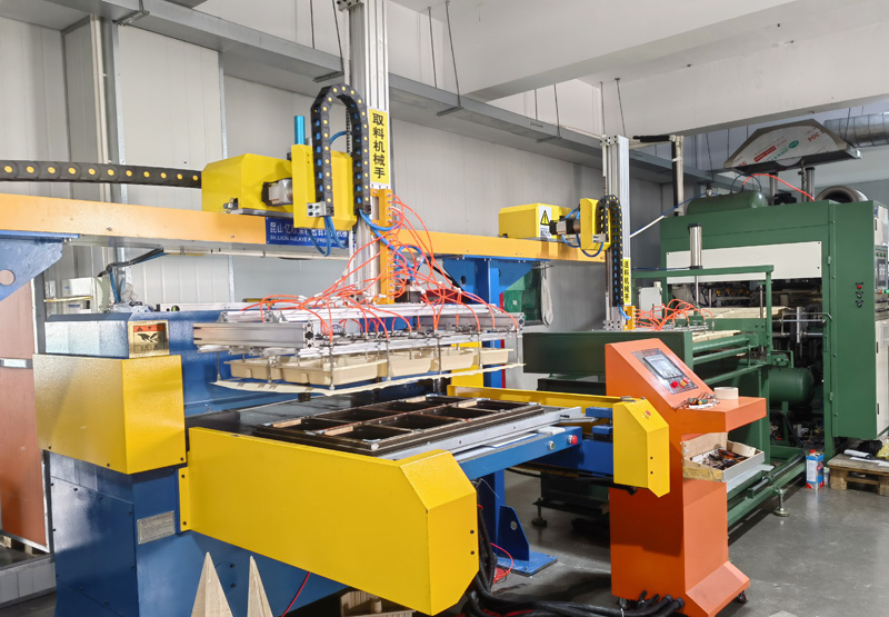 浩嘉塑业2022年为满足产量和质量需求，引进全自动私服机械手生产设备！